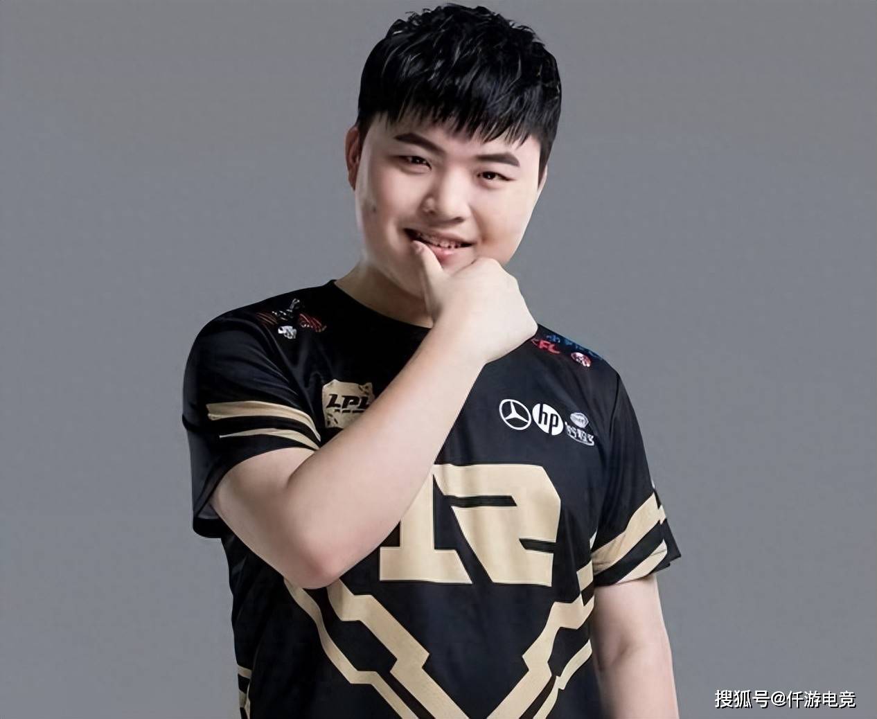 Uzi重返赛场,晋级下一阶段首场状态出色,老鹰观众沸腾!的简单介绍 Uzi重返赛场,晋级下一阶段首场状态出色,老鹰观众沸腾!的简单介绍