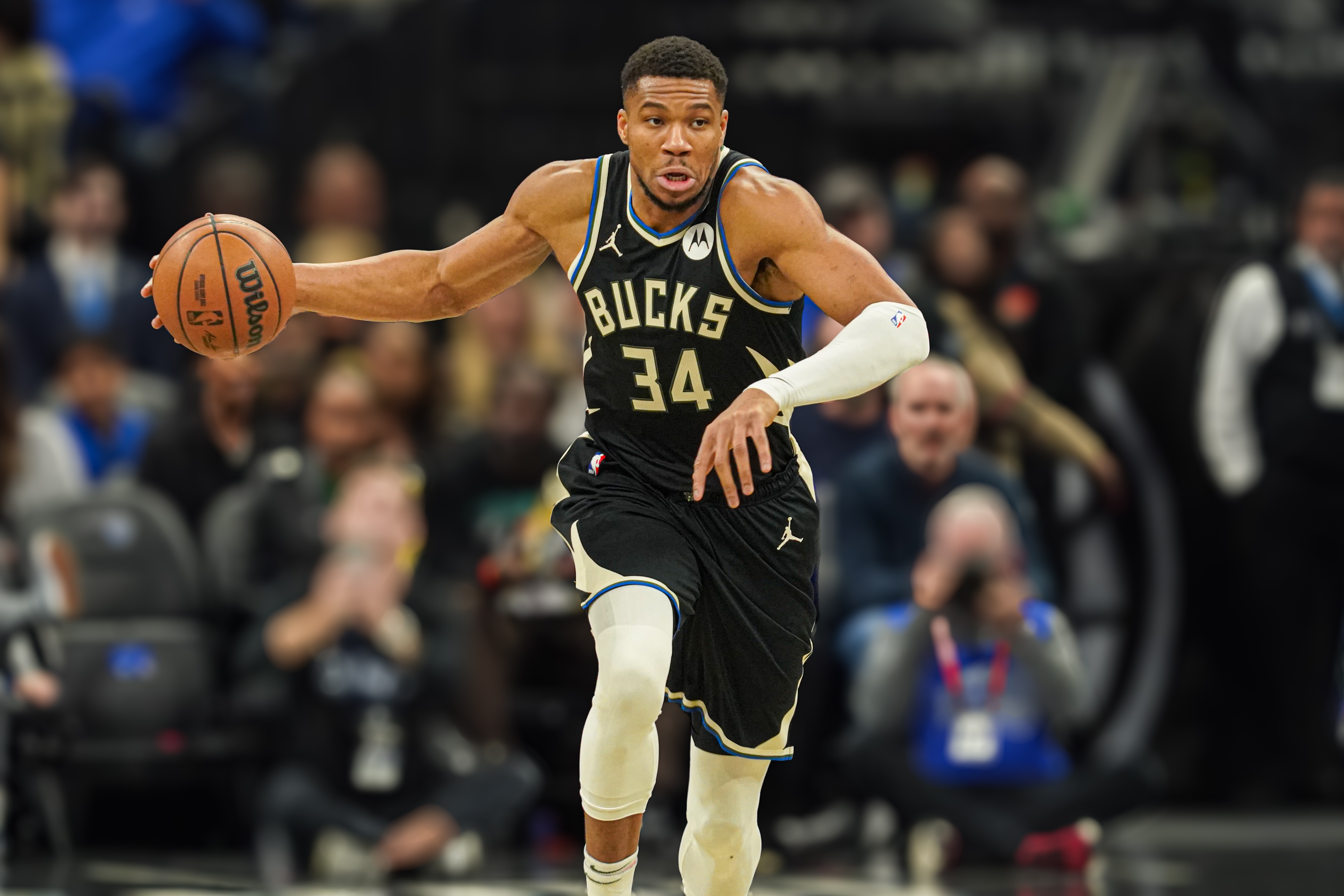 字母哥官方宣布晋级下一阶段新规,雄鹿引发争议!比赛高潮迭起的简单介绍 字母哥官方宣布晋级下一阶段新规,雄鹿引发争议!比赛高潮迭起的简单介绍