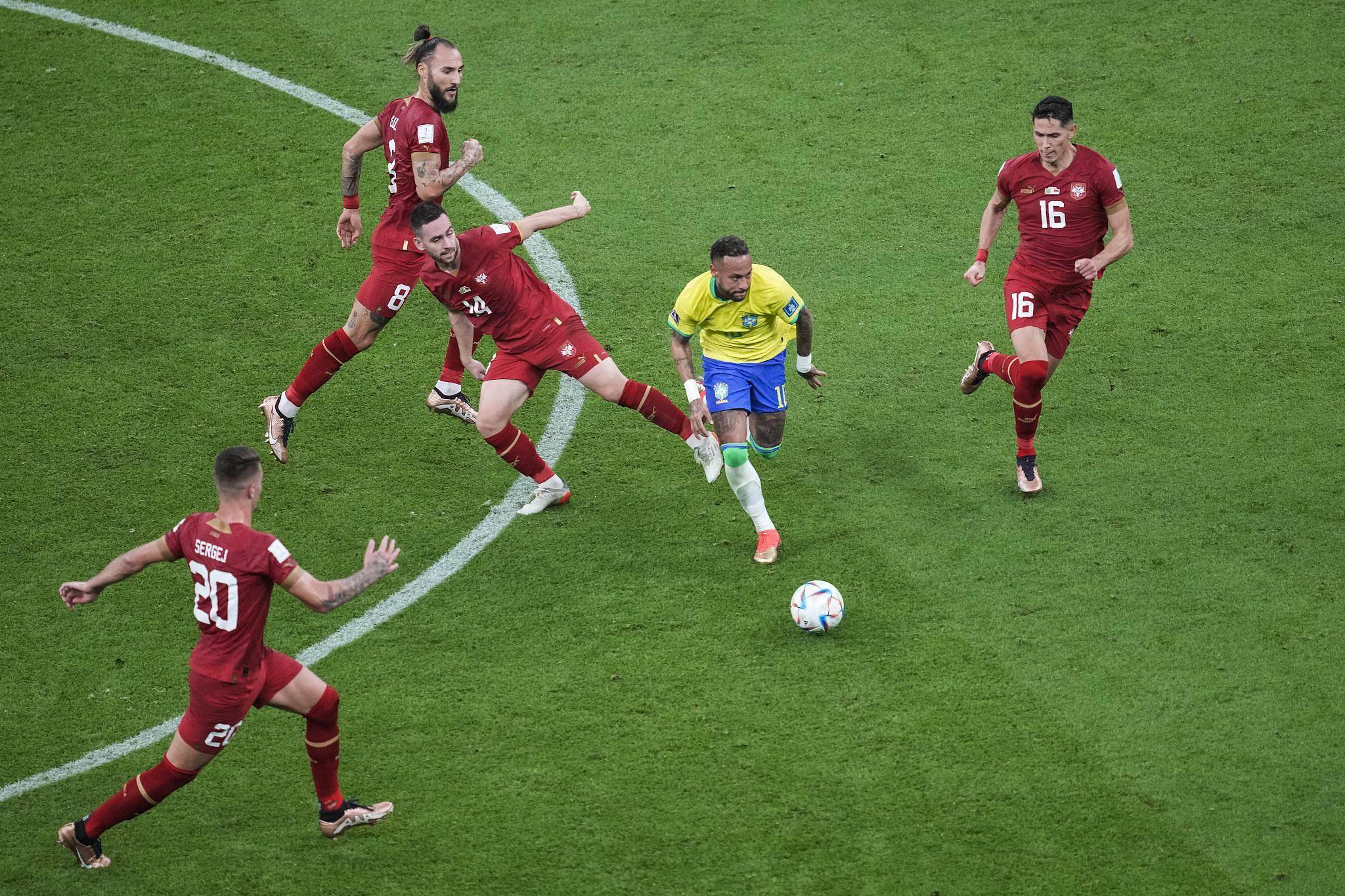  莱万多夫斯基受伤了 爱游戏平台