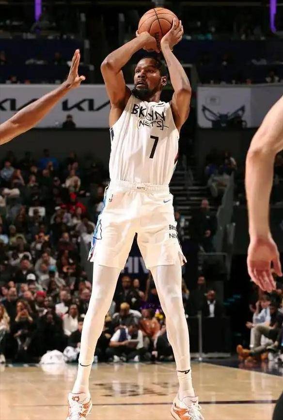 杜兰特迎来三赛季高光表现，雄鹿球迷沸腾！(杜兰特新赛季首秀)